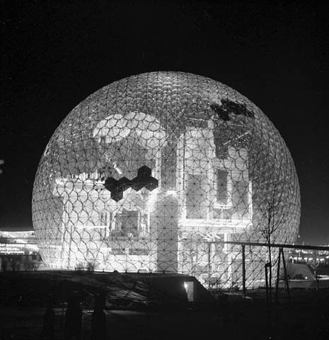 Vista nocturna del pabellón americano de la Expo 67, por R. Buckminster Fuller, ahora la Biosphère, en la Île Sainte-Hélène, Montreal. Fuller desarrolló la cúpula geodésica en los 40 en concordancia con su pensamiento "sinérgico".