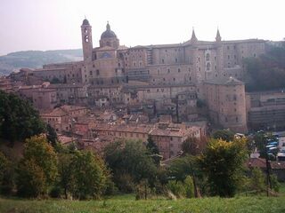 Urbipedia:Vista de Urbino con el Palacio Ducal y la Catedral.