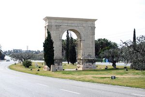 El llamado arco de Berà, un arco del triunfo ubicado al norte de Tarragona, en la Vía Augusta. Esta sección del camino corresponde a la actual carretera N-340.