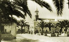 Antigua postal de la Plaza de la Laguna, cuando aún carecía de la escultura de la Inmaculada en el centro de la misma.