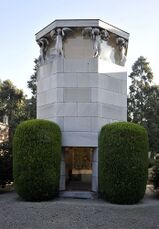 Urbipedia:Panteón Rizzoli, Cementerio Monumental, Milán (1952-1953), junto con Pier Giacomo Castiglioni.