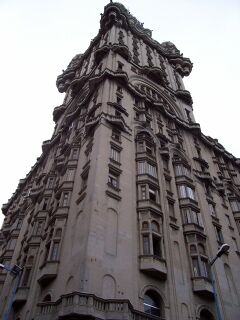 Urbipedia:Palacio Salvo desde la esquina de Avenida 18 de Julio y Plaza Independencia, Montevideo, Uruguay.