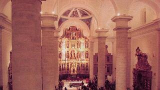 Vista del interior de la catedral con el retablo mayor al fondo.
