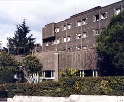 Urbipedia:Colegio Mayor Santa María del Espíritu Santo, Madrid (1968-1969), junto con José de la Mata Gorostizaga.