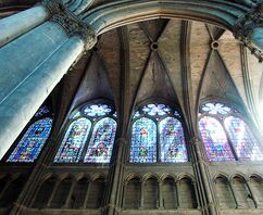 Nef Reims triforium.jpg