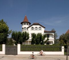 Urbipedia:Torre Rosales, Tona (1918-1923), junto con Jaume Mestres Fossas.