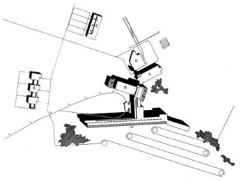 Urbipedia:A.- Habitaciones de los enfermos y galería. B.- Salas comunes. C.- Cocina, calefacción. D.- Garajes. E.- Casas de los médicos. F.- Casas de los empleados.