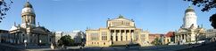 Urbipedia:Panorama del Gendarmenmarkt en 2004 durante los trabajos de renovación de la torres.