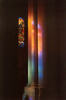 El interior de la catedral iluminado por la luz refractada de las vidrieras.