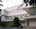 Sun House, Hampstead, Londres (1935) con Elizabeth Denby y otros.