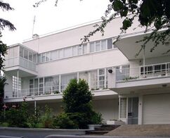 Urbipedia:Sun House, Hampstead, Londres (1935) con Elizabeth Denby y otros.