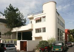 Urbipedia:Casas-estudio de Lipchitz y Miestchaninoff, París (1923-1924), junto con Le Corbusier.