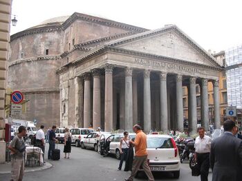 La fachada y el pronao del Panteón en Roma.