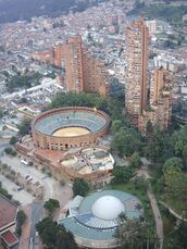 Urbipedia:Las torres del parque, junto a la plaza de toros.