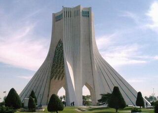 Torre Azadi, el monumento más representativo de Teherán.