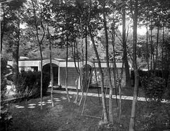 Urbipedia:Casa de fin de semana en Celle-Saint-Cloud (1934), junto con Le Corbusier.