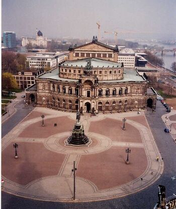 Vista oblicua de la Semperoper (diciembre 2005)