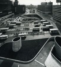 Plaza Oeste de la estación Shinjuku y estacionamientos, Tokio (1966)