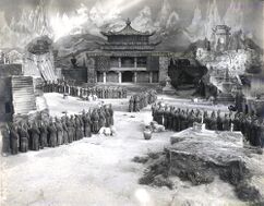 Urbipedia:Decorados para la película Lebende Buddhas (1925)