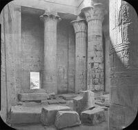 Capiteles palmiformes en Templo de Isis [1]