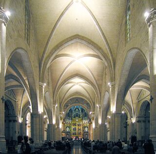 Nave central de la catedral de Valencia, ancha y austera