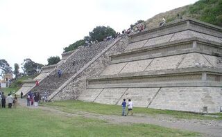 Urbipedia:Típica pirámide mesoamericana, la de Cholula.