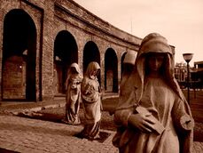 esculturas de monjas en la entrada del Cementerio General de Santiago de Chile.