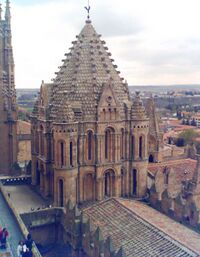 Exterior del cimborrio románico de la Catedral Vieja de Salamanca, conocido como la torre del gallo