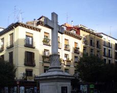 Vista parcial de la plaza, en su confluencia con la calle de Cuchilleros.