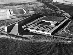 Urbipedia:Universidad Laboral de Huesca (1965-1967)), con José López Zanón}}