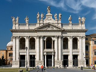 Fachada barroca de la Basílica de San Juan de Letrán, completada por Alessandro Galilei en 1735