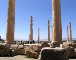 Columnas jónicas y elementos de columnas (Apadana)