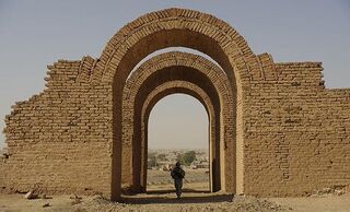 Urbipedia:Arcos reconstruidos del palacio de Assur