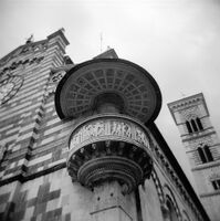 Pulpito externo en el Duomo de Prato. Toscana