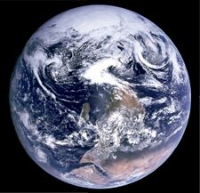La famosa foto de la Tierra desde el Apollo 17 (Blue Marble) originalmente tenía el Polo Sur arriba, como en esta vista, con la isla de Madagascar visible justo a la izquierda del centro, y el continente africano a su derecha. Sin embargo, la imagen fue invertida para adaptarla a la vista tradicional.