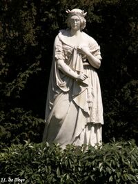 Estatua de María Luisa de Parma, realizada por José Álvarez Cubero, uno de los numerosos conjuntos escultóricos que adornan el jardín.