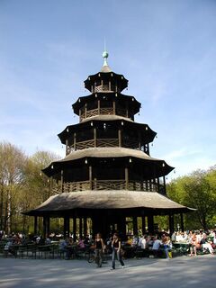 Urbipedia:Torre china (Chinesischer Turm) en el Englischer Garten (Múnich).