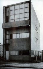 Urbipedia:Casa Guiette, Amberes (1926), junto con Le Corbusier.