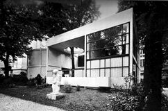 Urbipedia:Pabellón de L´Esprit Nouveau, París (1925), junto con Le Corbusier.