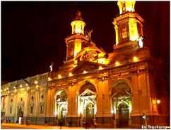 Iglesia Catedral de Santiago, Chile, con su iluminación nocturna.