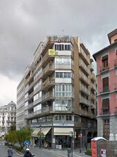 Edificio de viviendas en Plaza Isabel la Católica, Granada (1966-1967)