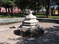 Urbipedia:Detalle de la pileta de la Plaza Cruz.